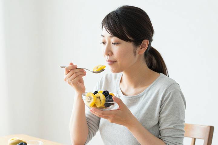 健康的な朝食を楽しむ女性
