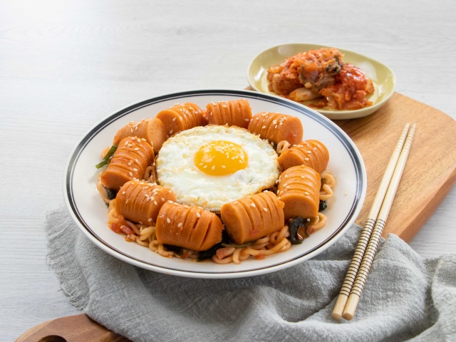 Mì Xào Xúc Xích Sốt Chua Ngọt