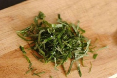 Làm sạch lươn, lọc bỏ xương, cắt khúc khoảng 2-3 cm. Rửa sạch á lốt và tía tô, cắt sợi 1/2 lá lốt và tía tô. Còn 1/2 số lá lốt để cuốn. Lấy 1/2 số lá lốt đã cắt sợi trộn đều với thịt heo bằm và hạt nêm, tiêu.