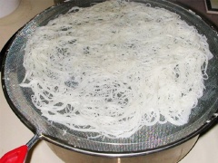 Cách làm bánh hỏi: Cho các cây bột làm bánh hỏi vào khuôn ép, tiến hành ép bánh. Hứng sợi bánh hỏi được ép ra từ khuôn, di chuyển khay để xếp bánh làm nhiều lớp. Cuối cùng, trải bánh hỏi lên khay thưa lổ, đem bánh hỏi hấp cách thủy thêm 3 phút nữa là được.