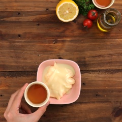 Làm sốt chấm: Cho 3 muỗng canh sốt mayonnaise vào chén, tiếp đó cho 1/2 muỗng canh sữa đặc, 1/2 muỗng canh mật ong, 1 muỗng canh vỏ chanh vàng bào, 1 muỗng canh nước cốt chanh vàng, 10gr ngò tây băm nhuyễn, trộn đều hỗn hợp.