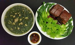 Bày trí thịt ra đĩa, dọn thêm ít cải thìa luộc ăn cùng cho thêm ngon miệng. Món thịt kho đông pha này rất mềm, ăn với cơm nóng là nhát.
