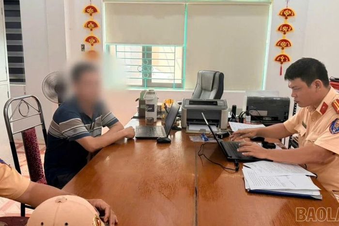 Cảnh sát Giao thông Lào Cai xác minh, xử lý vi phạm từ phản ánh của người dân - Báo Lào Cai