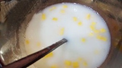Tiếp tục cho một phần xoài đã cắt hạt lựu vào hỗn hợp sữa ở trên.