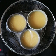 Trứng gà đập ra tô, cho muối, đường, nước dùng dashi vào đánh tan, lược qua rây nhiều lần cho mịn mượt. Rót hỗn hợp vào khuôn chịu nhiệt, đậy màng bọc thực phẩm lại. Cho khuôn lên xửng hấp trong 15 phút.