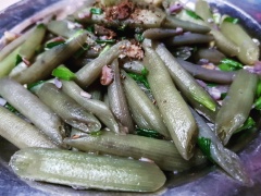 Cuối cùng cho ra đĩa cùng thưởng thức nào. Không gì là quá khó với cách làm bông súng xào tỏi đơn giản, thơm lừng với vị giòn ngọt, hấp dẫn khi ăn cùng cơm nóng đâu đấy.