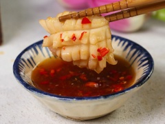 Món lẩu ăn với bún tươi và chấm với nước mắm ớt để làm tăng thêm hương vị của món ăn thêm phần hấp dẫn hơn.