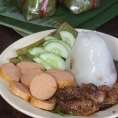 Bánh giò nóng hổi với lớp bột bánh béo ngậy mùi bột gạo và ngọt xương, nhân thịt mặn mặn, có thể ăn kèm với thịt nướng, xúc xích, dưa leo rất ngon.