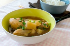 Nhẹ nhàng múc canh ra bát, cẩn thận không làm vỡ đậu hũ, rắc hành lá băm lên là bạn có thể thưởng thức được món anh ngon tuyệt mang đậm phong cách ẩm thực Nhật Bản này rồi.