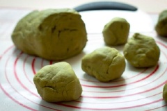 Chia bột thành nhiều phần bằng nhau, mỗi phần khoảng 50g.