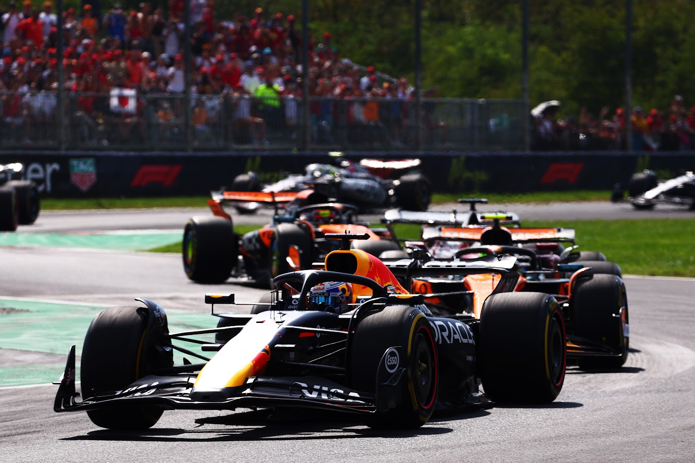 Kereta Formula One dalam pack race Italian GP 2025, foto arkib dipilih kerana subjek kereta jelas untuk konteks pertarungan Monza.