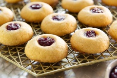Bánh quy nhân mứt (Thumbprint Cookies) là loại bánh hay được sử dụng ở phương Tây, đặc biệt là trong các buổi trà chiều ở Anh quốc. Vỏ bánh giòn tan, nhân bánh ngọt lịm, bạn còn chờ gì nữa mà không vào vào bếp nào!