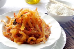 Cho cá ra đĩa và có thể thưởng thức. Cá cơm chiên tỏi ớt cay thơm, giòn béo hấp dẫn. Món này có thể dùng ăn chơi hay với cơm đều ngon. Hoặc bạn có thể sử dụng làm mồi nhấm bia rượu thì quá tuyệt vời.