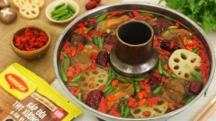 Dọn lẩu ra ăn cùng với mì trứng, các loại rau tần ô, bắp cải, nấm kim châm. Lẩu gà ớt hiểm ngọt thanh từ các nguyên liệu bổ dưỡng, thịt gà mềm ngọt, dậy vị đậm đà, màu sắc bắt mắt. Tuy tên gọi là lẩu gà ớt hiểm và nồi đầy ớt nhưng mà hương vị cũng không quá cay đâu, nên bạn nào thích ăn cay mà còn e ngại thì hãy mạnh dạn thử nhé. Món lẩu rất thích hợp để ăn cùng gia đình bạn bè vào ngày cuối tuần mọi người quây quần bên nhau.