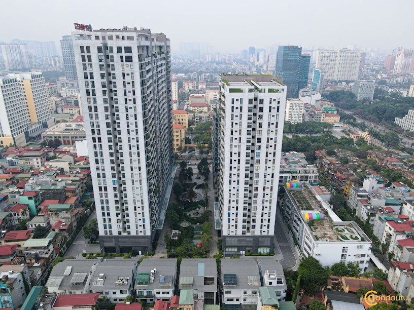 <p>Dự án Tràng An Complex được chủ đầu tư thiết kế bao gồm 2 tòa chung cư cao cấp CT1 (23 tầng) và CT2 (29 tầng), 1 tòa thương mại 14 tầng, 11 căn Villas, 20 căn liền kề và khu trường học rộng 3.376m2. Tràng An Complex có 2 tầng hầm liên thông giữa các tòa nhà với diện tích lên đến 15.000m2/tầng đảm bảo chỗ để xe rộng rãi cho tất cả cư dân.</p>