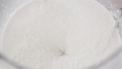 Cho gạo tẻ, củ sen, đậu nành, hành lá, gừng, mè trắng, 10gr muối vào máy xay sinh tố, xay nhuyễn.