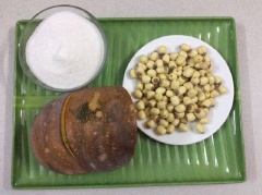 Bí đỏ gọt vỏ, cắt khúc. Hạt sen tươi rút bỏ tâm sen, rửa sạch.