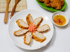 Cắt chả thành những miếng nhỏ, chấm cùng nước mắm chua ngọt hoặc tương ớt, tương cà đều ngon. Ăn cùng với bún hay cơm đều hợp. Chả mực hải sản có sắc vàng rộm rất tự nhiên và đều đặn, hương thơm sực nức ngay từ trên chảo chiên, vị đậm đà giàu đạm biển và độ dẻo dai tươi ngon của miếng chả rất hấp dẫn.