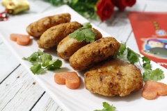 Bày trí chả gà ra đĩa, khi ăn có thể chấm cùng tương ớt, tương cà hay sốt mayonnaise tùy thích nhé! Chả gà dai béo với những miếng chả mềm dai, đậm hương vị cùng với nấm hương giòn sần sật. Đặc biệt màu sắc chả gà bắt mắt, trông rất ngon miệng. Ăn cùng với bún hoặc cơm, ăn kèm rau thơm, dưa leo rất tuyệt.