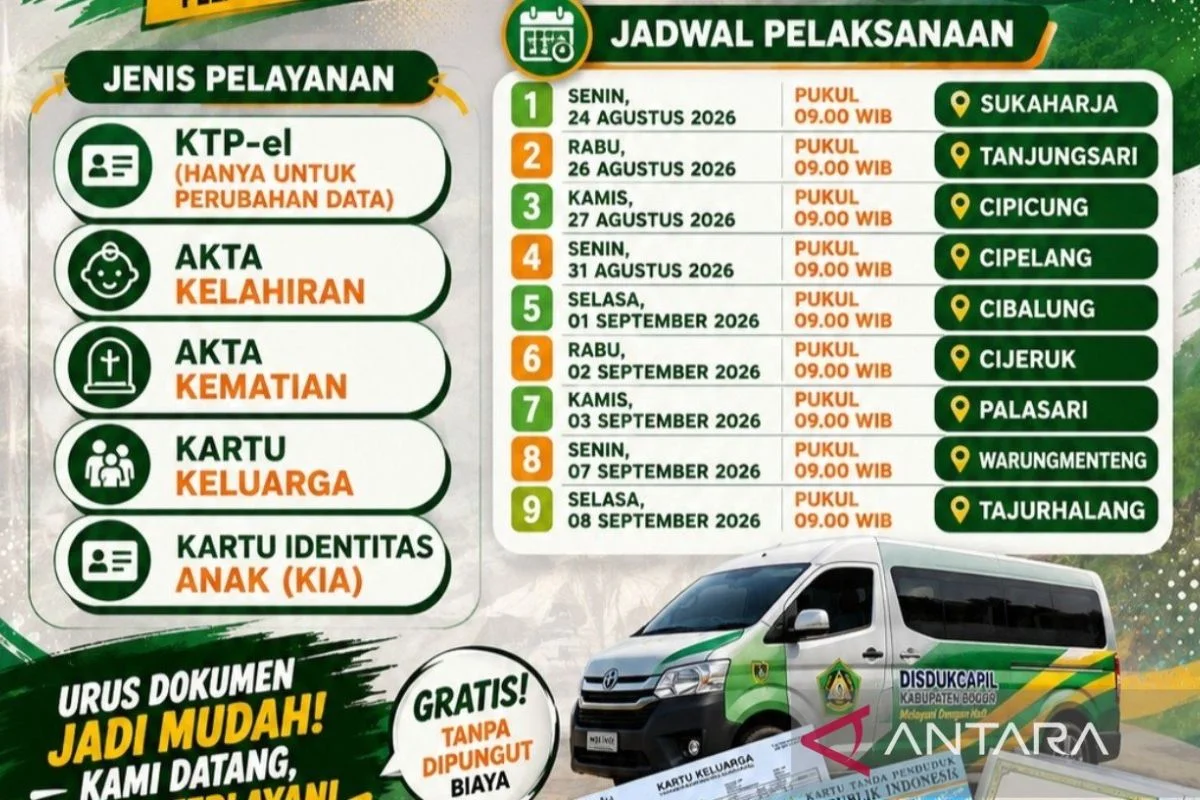 Petugas melayani warga dalam program jemput bola administrasi kependudukan di Kabupaten Bogor.