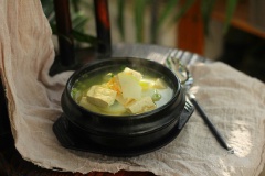 Canh đậu hũ củ cải trắng mát lành, ngọt ngon cùng với tôm khô chắc chắn là món canh thích hợp dùng trong những ngày trời nắng nóng đấy. Còn chờ gì mà chị em không nhanh tay lưu ngay công thức lại nào.