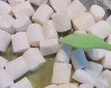 Cho chảo lên bếp làm nóng, rồi cho bơ vào để bơ tan ra sau đó cho 240g marshmallow vào và đảo theo vòng tròn với lửa nhỏ để hỗn hợp hòa tan vào nhau.