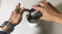 Xịt kem tươi lên và trang trí bằng bột bánh chocolate đã tán nhỏ ban đầu.