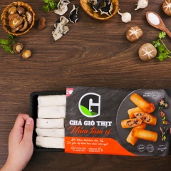 Đun dầu với lửa nhỏ cho đến khi nóng 100 - 130 độ C, cho chả giò vào chảo. Chiên ngập dầu khoảng 5 - 7 phút, đảo đều tay đến khi các cuốn vàng đều, vớt ra, cho chả giò lên đĩa có lót giấy thấm dầu.