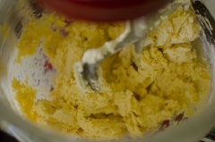 Cho 240g bột mì, baking soda, 1 muỗng cream of tar tar và muối vào âu trộn đều. Bơ và đường cho vào âu khác, dùng máy đánh trứng đánh đến khi chuyển màu sáng. Sau đó cho trứng, 1 muỗng nước cốt chanh, vỏ chanh, tinh chất hạnh nhân vào, đánh ở mức trúng bình. Khi hỗn hợp đồng nhất thì cho bột đã trộn vào tiếp tục đánh đến khi thành khối đồng nhất. Lấy bột ra nhào đến khi thành khối bột dẻo mịn, mượt thì chia 8 phần, mỗi phần chia 4.