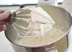 Đánh bông kem whipping, lấy 2/3 lượng kem trộn với vỏ bánh oreo nghiền nhuyễn tạo thành hỗn hợp kem chocolate đen. Cho kem đen và trắng vào túi bắt kem.