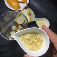 Chuẩn bị trái cây nguyên liệu, xoài cắt múi cho vào cối xay. Quả lê bỏ vỏ cắt múi.