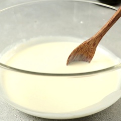 Cho 50 gram kem sữa, nửa muỗng cà phê hương rum, 12 gram sữa đặc, 60 gram sữa tươi đã đun nóng vào tô, khuấy đều.