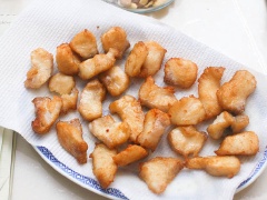 Cho cá vào một cái tô vừa ướp với nước tương, hạt tiêu trắng, tinh bột bắp và 1 lòng trắng trứng, sau đó trộn đều và ướp khoảng 15 phút cho ngấm gia vị. Khi cá đã thấm gia vị hoàn toàn, bạn đun nóng dầu ăn và cho cá vào chiên vàng đều các mặt. Vớt cá ra dĩa đặt trên giấy thấm dầu cho bớt lượng mỡ thừa.