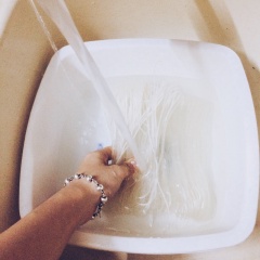 Bắp bò rửa sạch, ướp với hành tỏi băm, 1 muỗng canh đường trắng, gói gia vị bò kho, hạt nêm, bột ngọt đảo đều. Ướp bắp bò trong 2 tiếng cho thấm, hoặc ướp qua đêm thì càng tốt.