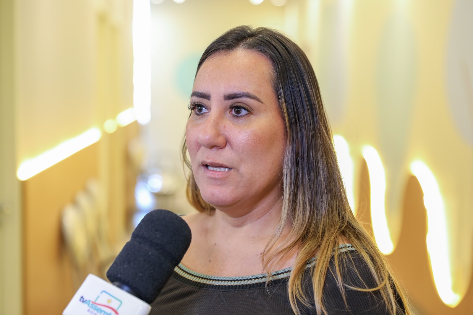 Psicopedagoga do Teamarr orienta atividade educativa para criança com autismo em Boa Vista