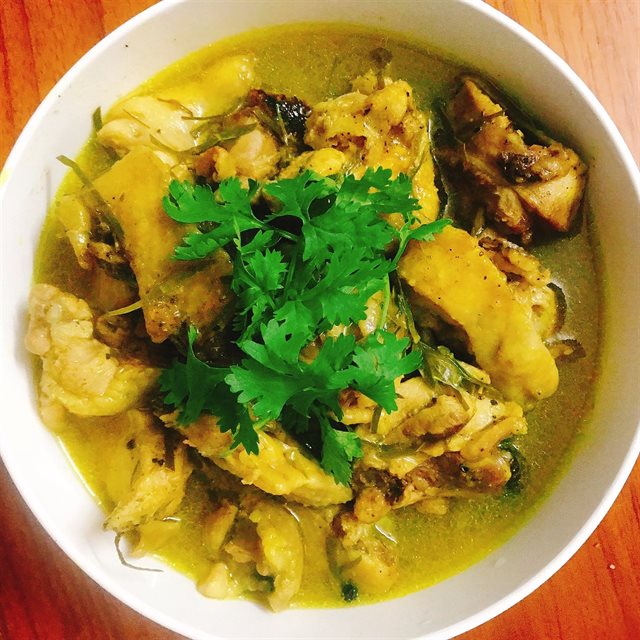 Gà Nấu Lá Chanh Hành Tăm