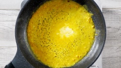Đun nóng 1 muỗng canh dầu điều, cho 1 muỗng canh tỏi băm vào phi thơm. Tiếp theo cho trứng muối đã nghiền nhuyễn, nêm gia vị gồm 1/2 muỗng cà phê hạt nêm, 1 muỗng cà phê dầu mè và 50ml nước dùng. Khi nước sốt sôi, cho tiếp hỗn hợp gồm 5gr bột bắp và 10ml nước vào đun đến khi sốt sệt lại. Sau đó cho tôm đã chiên vàng vào sốt trứng muối. Dùng đũa đảo đều để sốt bao phủ tôm.