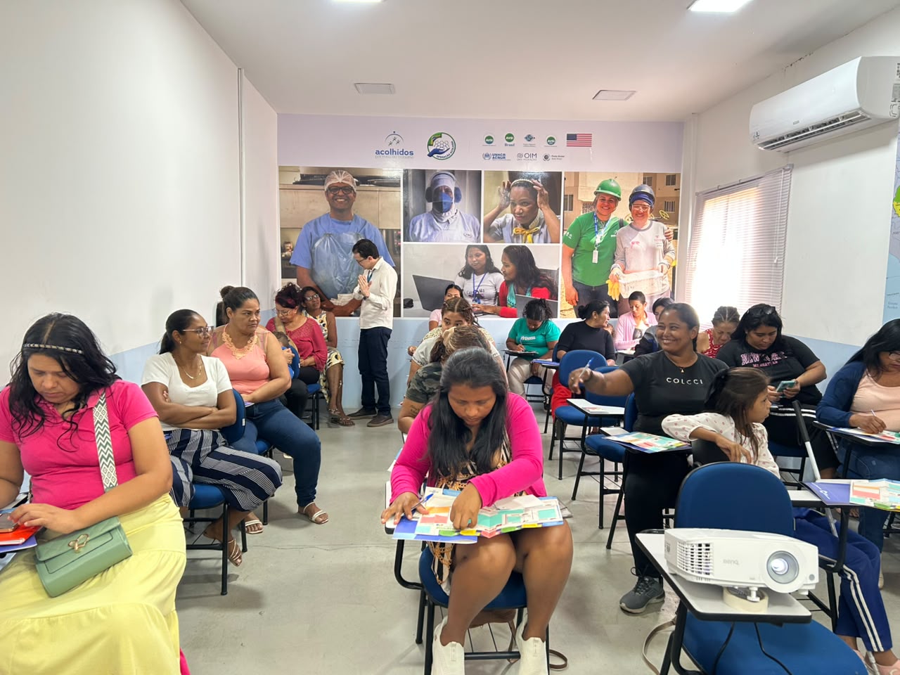 Grupo de mulheres migrantes participa de oficina de capacitação técnica do Sebrae sobre empreendedorismo em Roraima.