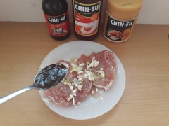 Chuẩn bị nguyên liệu: cắt nhỏ hành tím và tỏi. Thịt sườn cốt lết rửa sạch với muối và nước rồi để ráo. Ướp thịt với nước mắm, dầu hào, hạt nêm, để thịt thấm gia vị khoảng 10 phút.