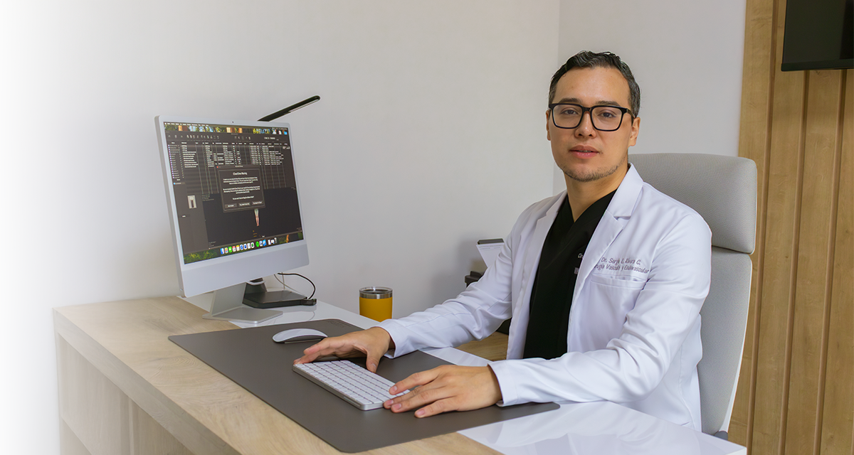 Dr. Sergio Rivera atendiendo a un paciente
