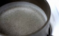 Cho 550 ml giấm, đường và 1 muỗng canh muối vào nồi, nấu lửa nhỏ cho đến khi đường tan thì tắt bếp, để nguội.