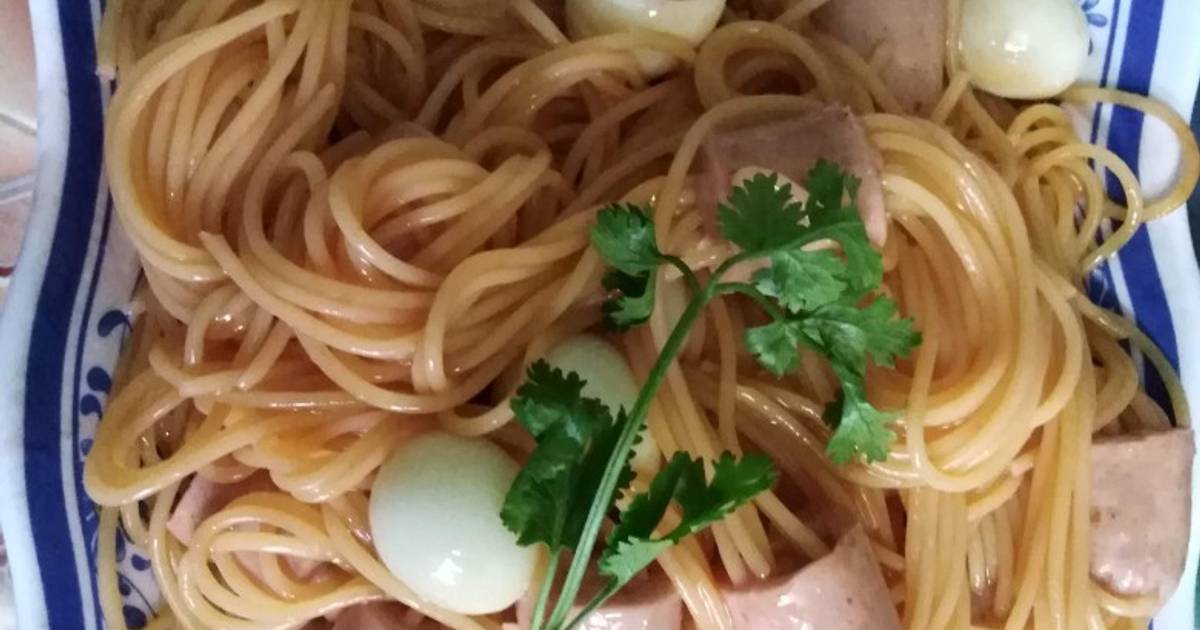 Mì ý xiên xúc xích sốt cay