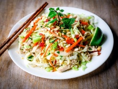 Khi ăn, cho lần lượt nước trộn gỏi vào tô gà và rau củ, cho gà xé vào trộn đều. Gỏi gà bắp cải thơm ngon ăn hoài không ngán lại tốt cho sức khỏe cả gia đình của bạn, ngoài ra, nó còn có vị chua chua ngọt ngọt kích thích tiêu hóa, phần rau củ bổ sung chất xơ. Tuyệt vời quá đúng không nào?