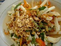Cho ra đĩa, rắc đậu phộng lên. Bạn có thể ăn kèm với bánh phồng tôm chay. Nhanh tay thưởng thức nhé!