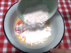 Đánh lòng đỏ cùng với dầu ăn, sữa tươi, thêm chút vanilla rồi thêm bột vào đánh cùng.