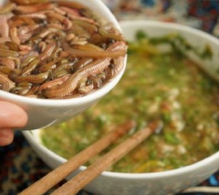 Cho rươi vào trộn cùng. Cuối cùng mới cho bột ngọt, muối, nước mắm, trộn đều.