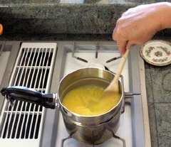 Đun cách thủy hỗn hợp trên cho đến khi nổi bọt và hơi sền sệt thì tắt bếp.