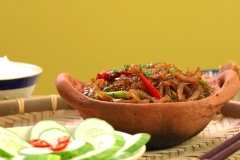 Cá cơm kho tiêu đường thốt nốt, món ăn dân dã nhưng vô cùng ngon miệng, cá cơm thấm đượm gia vị cay cay của tiêu và ớt. Món ăn dùng nóng với cơm trắng thì còn gì tuyệt vời bằng.