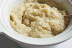 Sau đó thêm vào nồi khoai gồm phô mai, heavy cream và nước, cho lên bếp đun nhỏ lửa, trộn đều lên khoảng 10 phút là được. Múc khoai đã nghiền ra tô và thưởng thức.