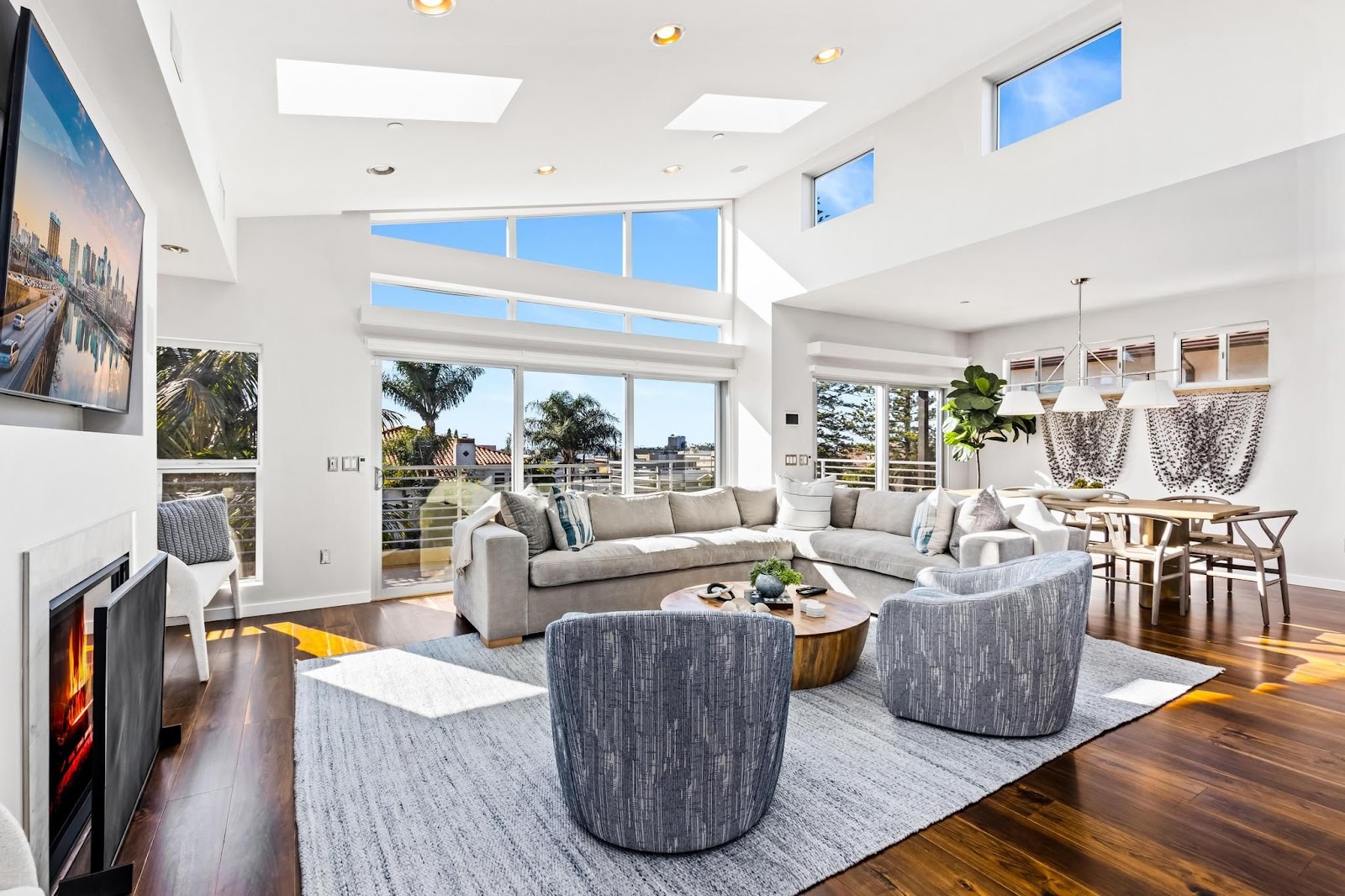 San Diego, California, USA — 4-Bed Villa With Fireplace 2